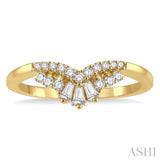 1/4 Ctw Chevron Center Baguette and Round Cut Diamond Wedding Band in 14K Yellow Gold